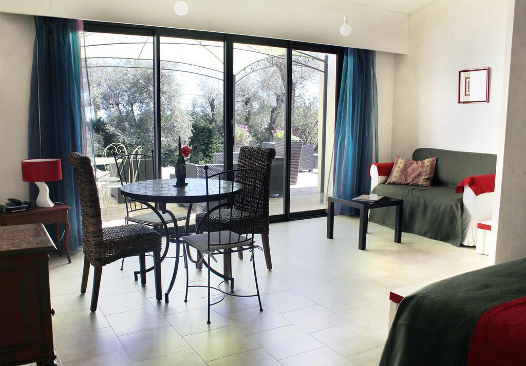 Maison D'Hotes Bleu Azur Tourrettes-sur-Loup Zimmer foto
